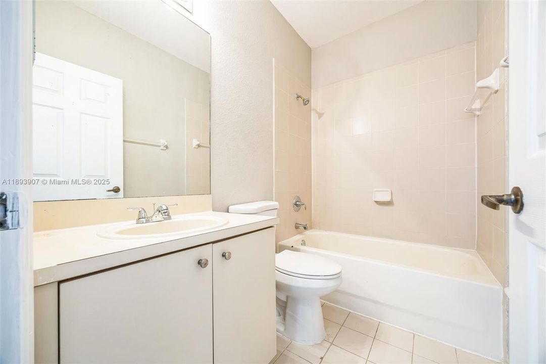 Под контрактом: $322,000 (3 спален, 2 ванн, 1560 Квадратных фут)