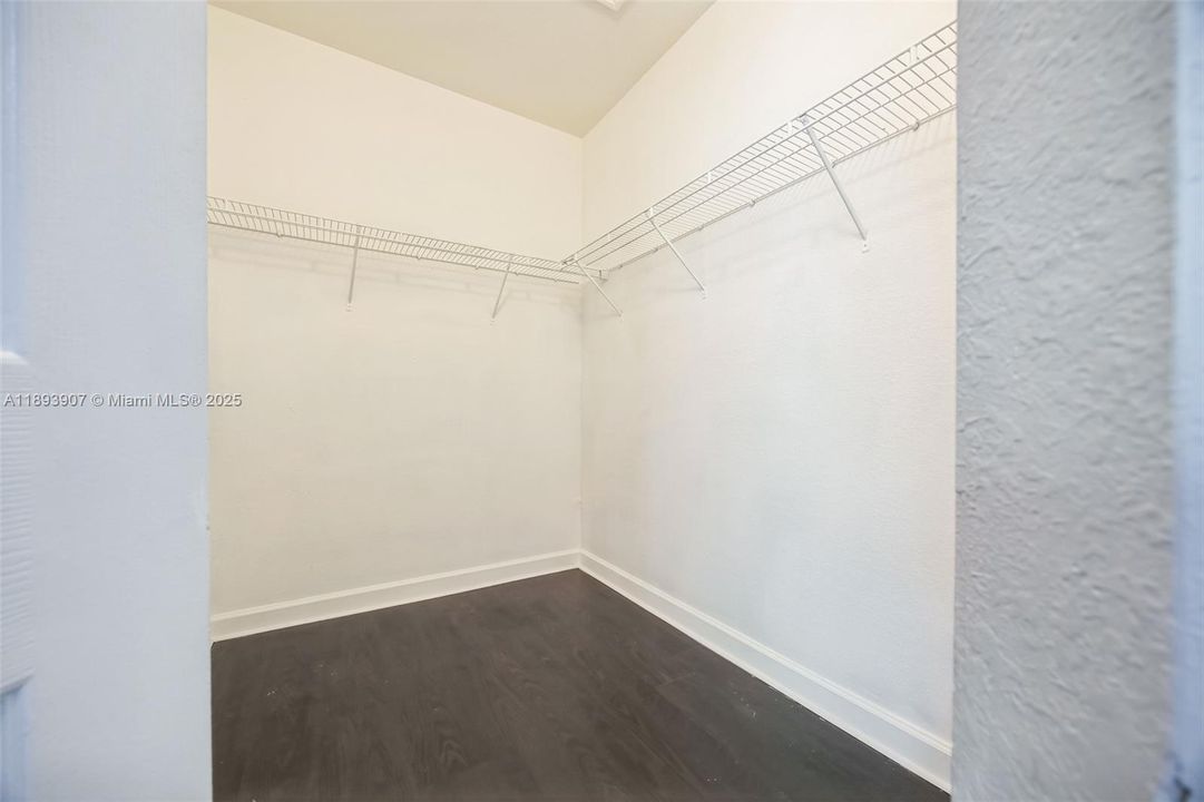 Под контрактом: $322,000 (3 спален, 2 ванн, 1560 Квадратных фут)