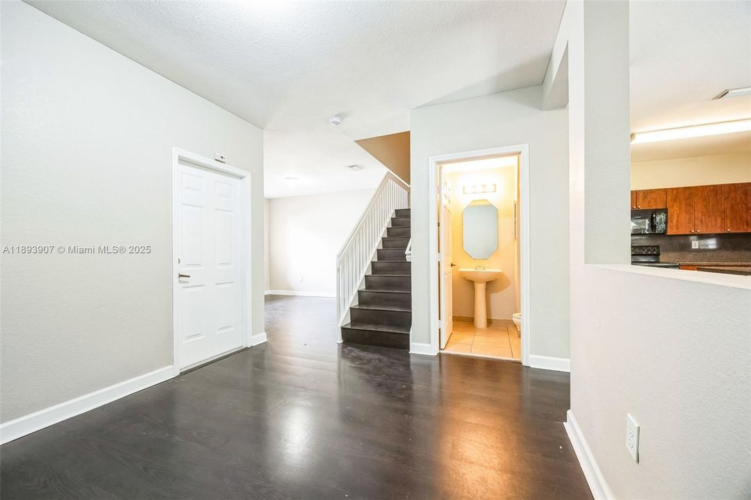 Под контрактом: $322,000 (3 спален, 2 ванн, 1560 Квадратных фут)