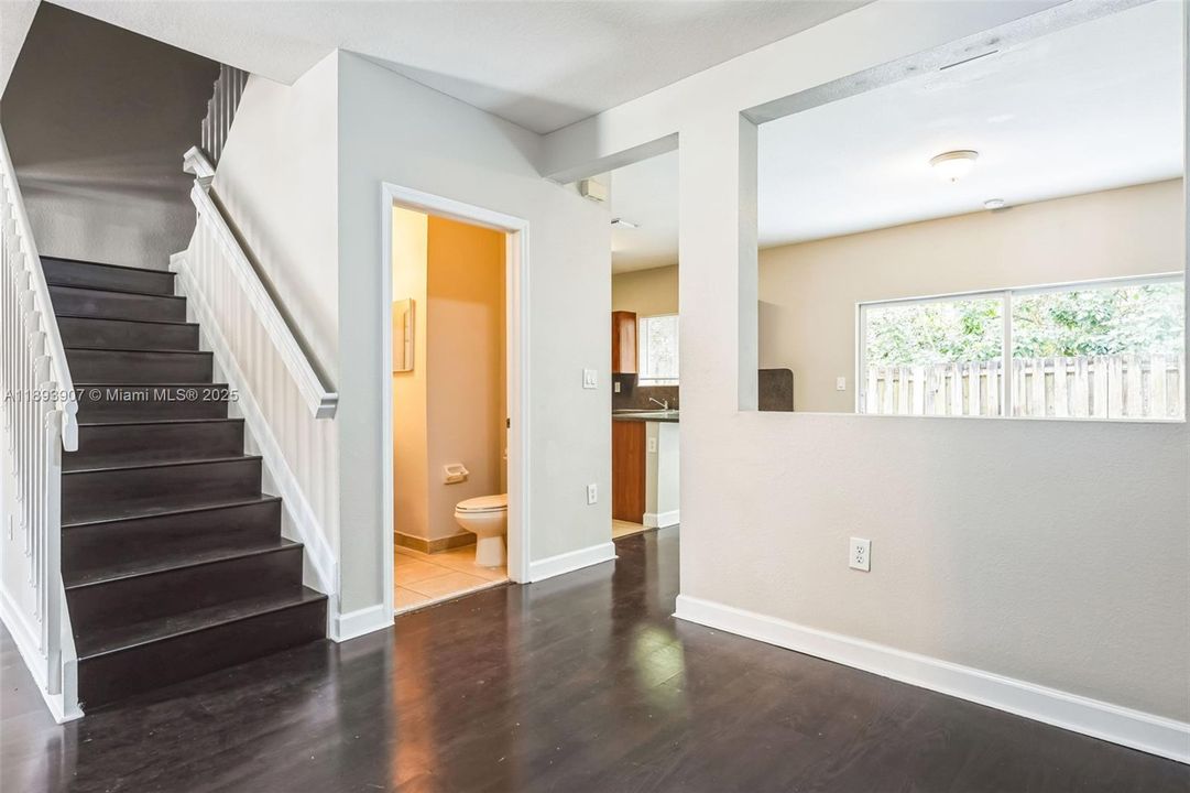 Под контрактом: $322,000 (3 спален, 2 ванн, 1560 Квадратных фут)