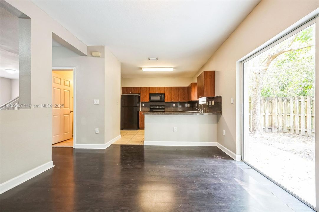 Под контрактом: $322,000 (3 спален, 2 ванн, 1560 Квадратных фут)