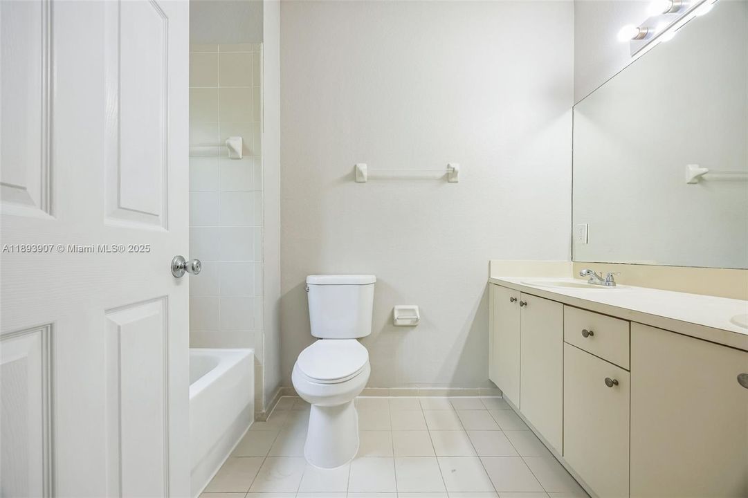 Под контрактом: $322,000 (3 спален, 2 ванн, 1560 Квадратных фут)