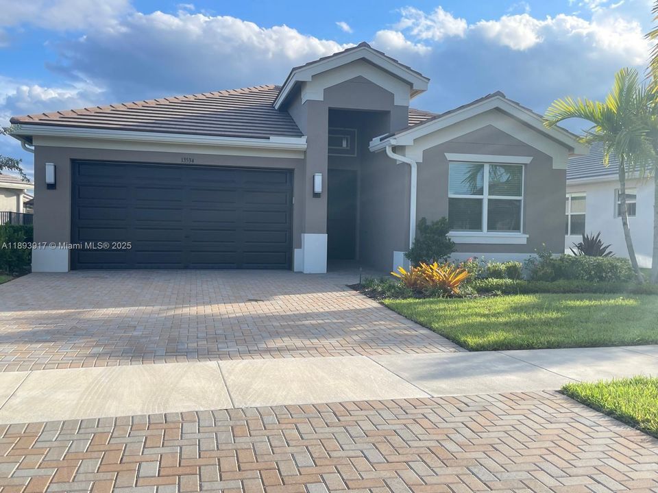 En Renta: $2,900 (3 camas, 2 baños, 1599 Pies cuadrados)