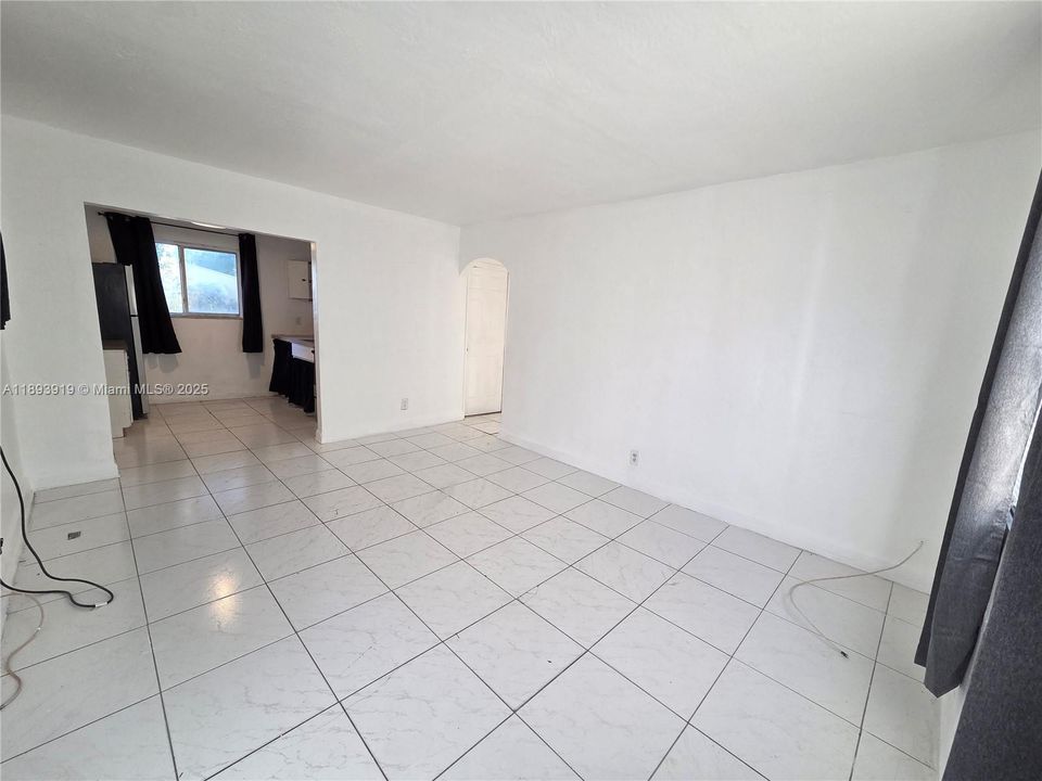 Active With Contract: $279,000 (2 beds, 1 baths, 675 Square Feet)