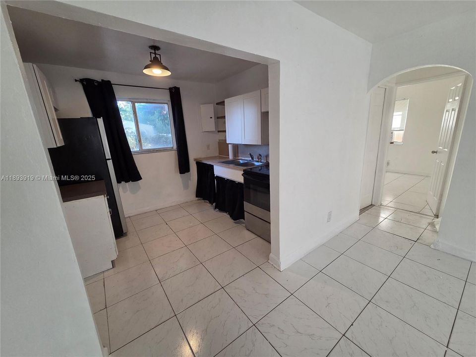 Active With Contract: $279,000 (2 beds, 1 baths, 675 Square Feet)