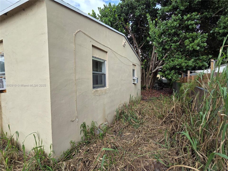 Active With Contract: $279,000 (2 beds, 1 baths, 675 Square Feet)