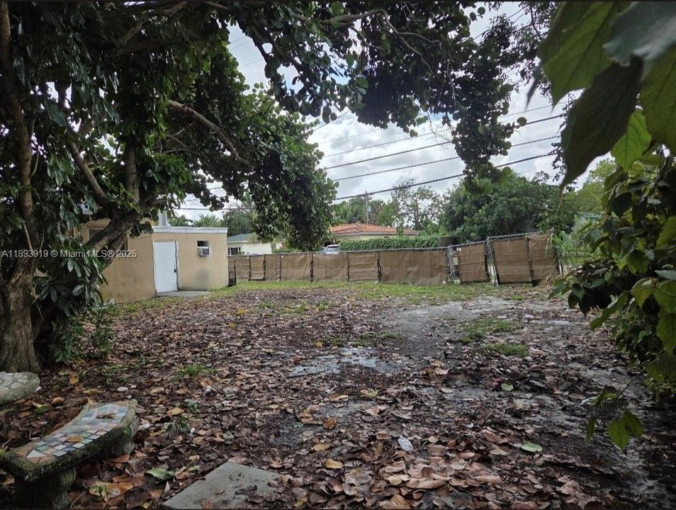 Active With Contract: $279,000 (2 beds, 1 baths, 675 Square Feet)