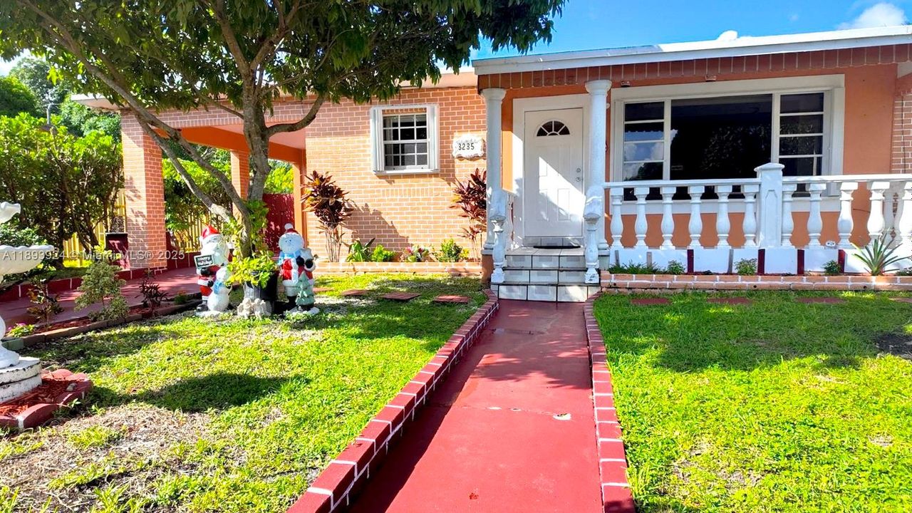 В аренду: $3,300 (3 спален, 2 ванн, 1810 Квадратных фут)