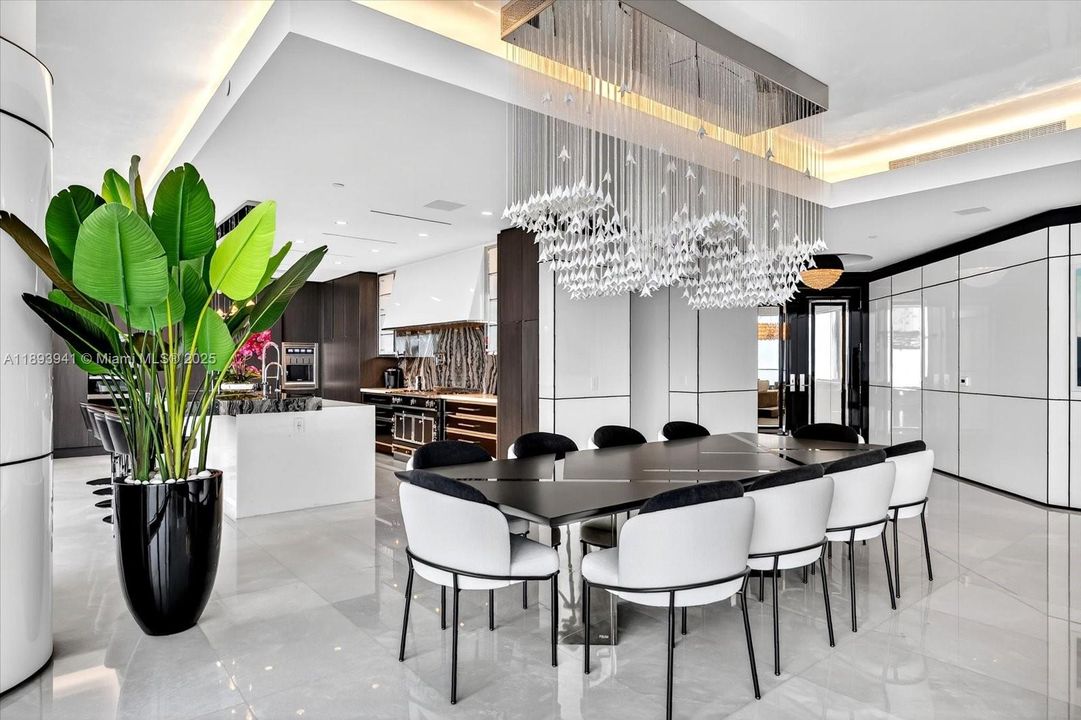 Vendido Recientemente: $10,600,000 (4 camas, 7 baños, 3803 Pies cuadrados)