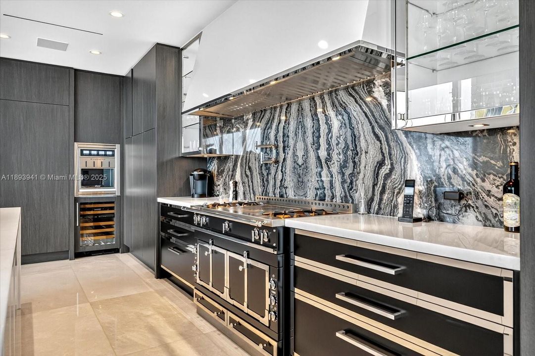 Vendido Recientemente: $10,600,000 (4 camas, 7 baños, 3803 Pies cuadrados)