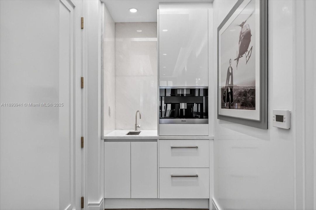 Vendido Recientemente: $10,600,000 (4 camas, 7 baños, 3803 Pies cuadrados)