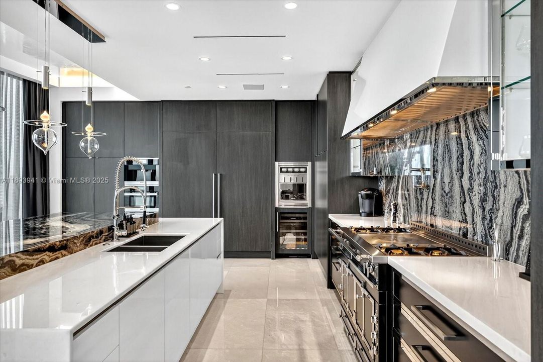 Vendido Recientemente: $10,600,000 (4 camas, 7 baños, 3803 Pies cuadrados)