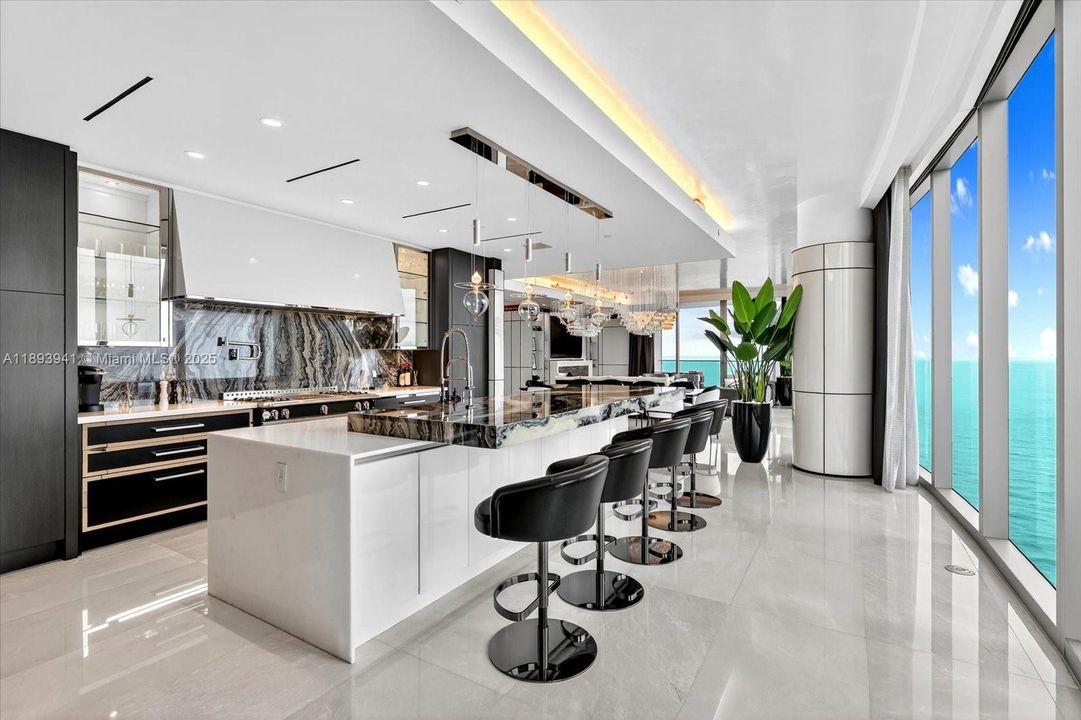 Vendido Recientemente: $10,600,000 (4 camas, 7 baños, 3803 Pies cuadrados)