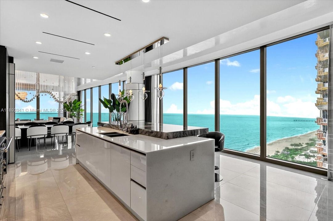 Vendido Recientemente: $10,600,000 (4 camas, 7 baños, 3803 Pies cuadrados)