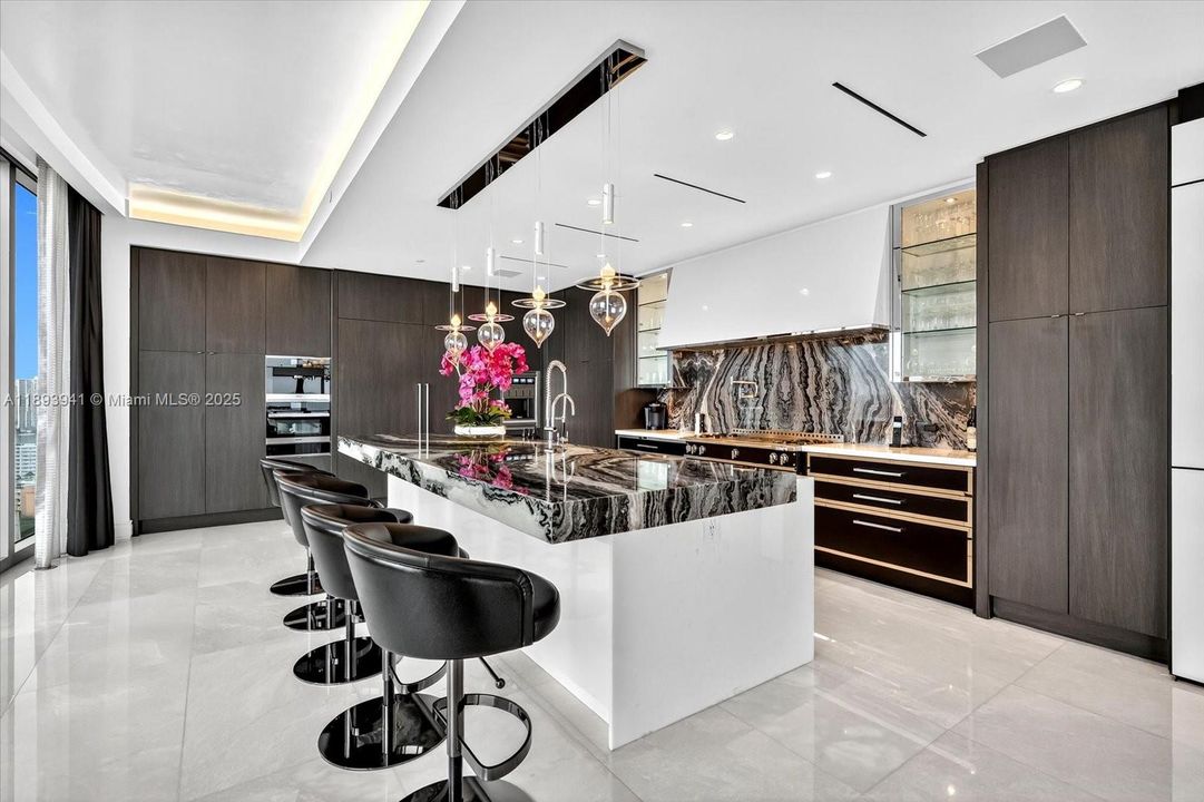 Vendido Recientemente: $10,600,000 (4 camas, 7 baños, 3803 Pies cuadrados)