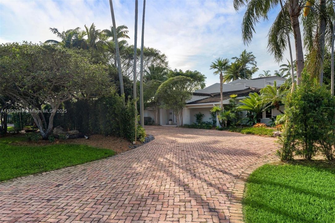 For Sale: $6,275,000 (5 beds, 5 baths, 5681 Square Feet)