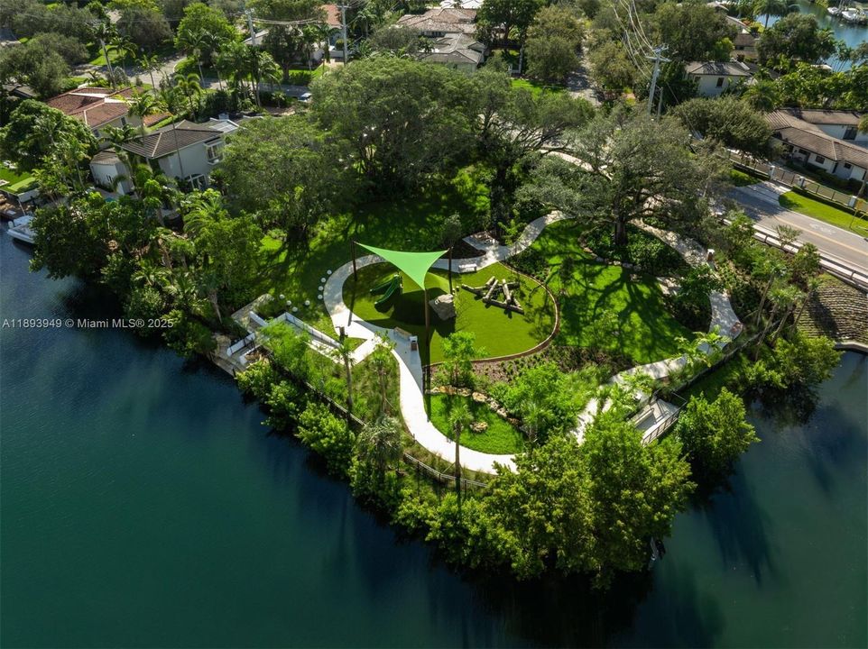 For Sale: $6,275,000 (5 beds, 5 baths, 5681 Square Feet)