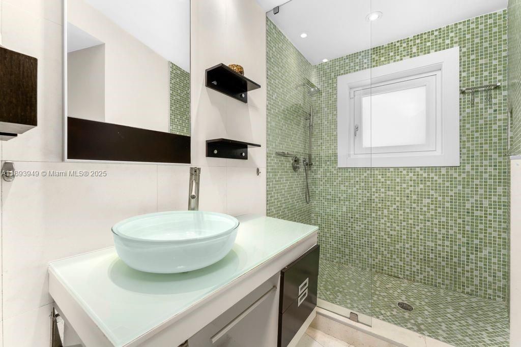 For Sale: $6,275,000 (5 beds, 5 baths, 5681 Square Feet)