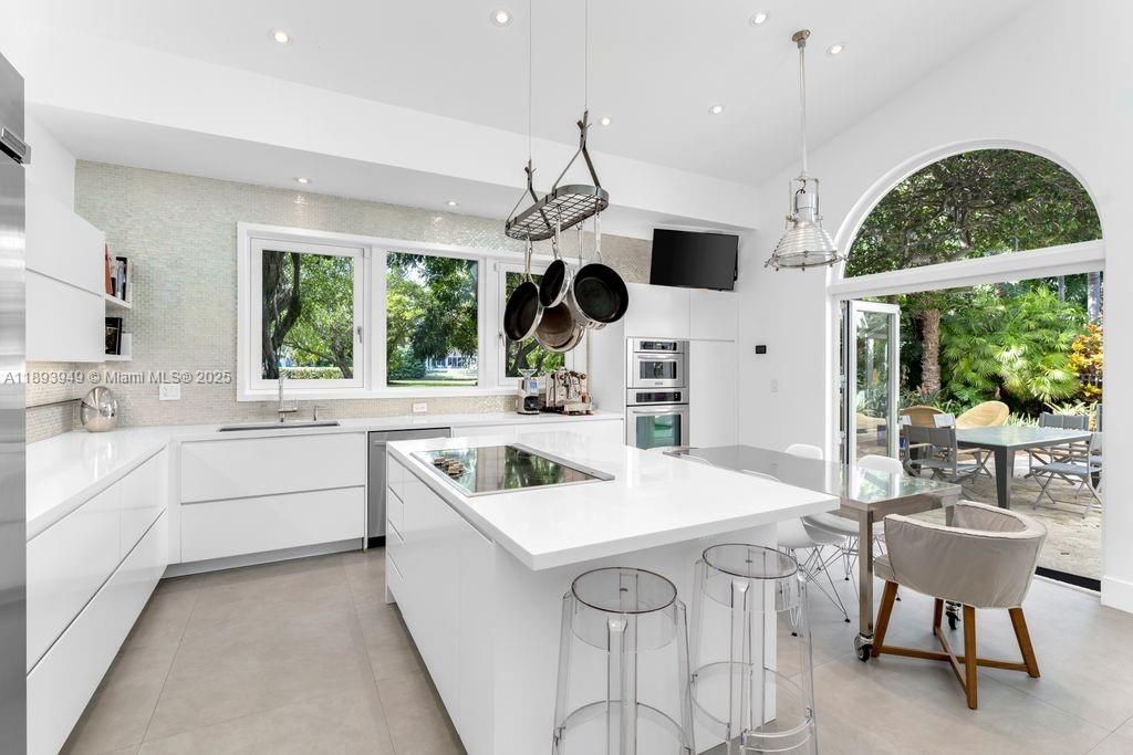 For Sale: $6,275,000 (5 beds, 5 baths, 5681 Square Feet)