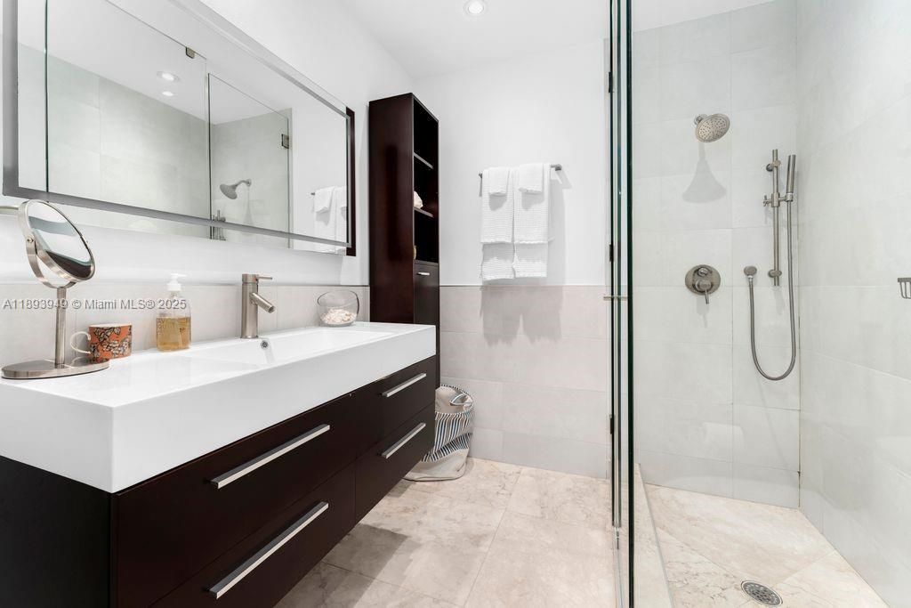 For Sale: $6,275,000 (5 beds, 5 baths, 5681 Square Feet)