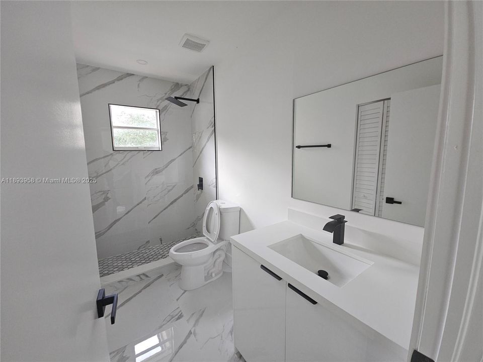 Activo con contrato: $750,000 (4 camas, 3 baños, 2540 Pies cuadrados)