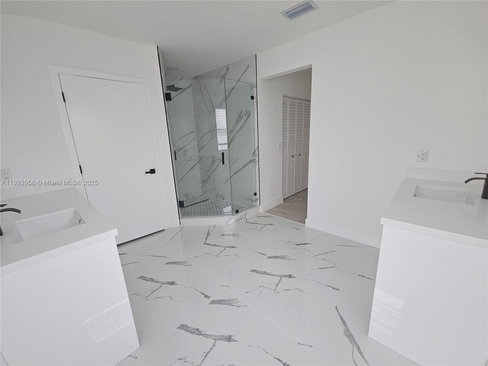 Activo con contrato: $750,000 (4 camas, 3 baños, 2540 Pies cuadrados)