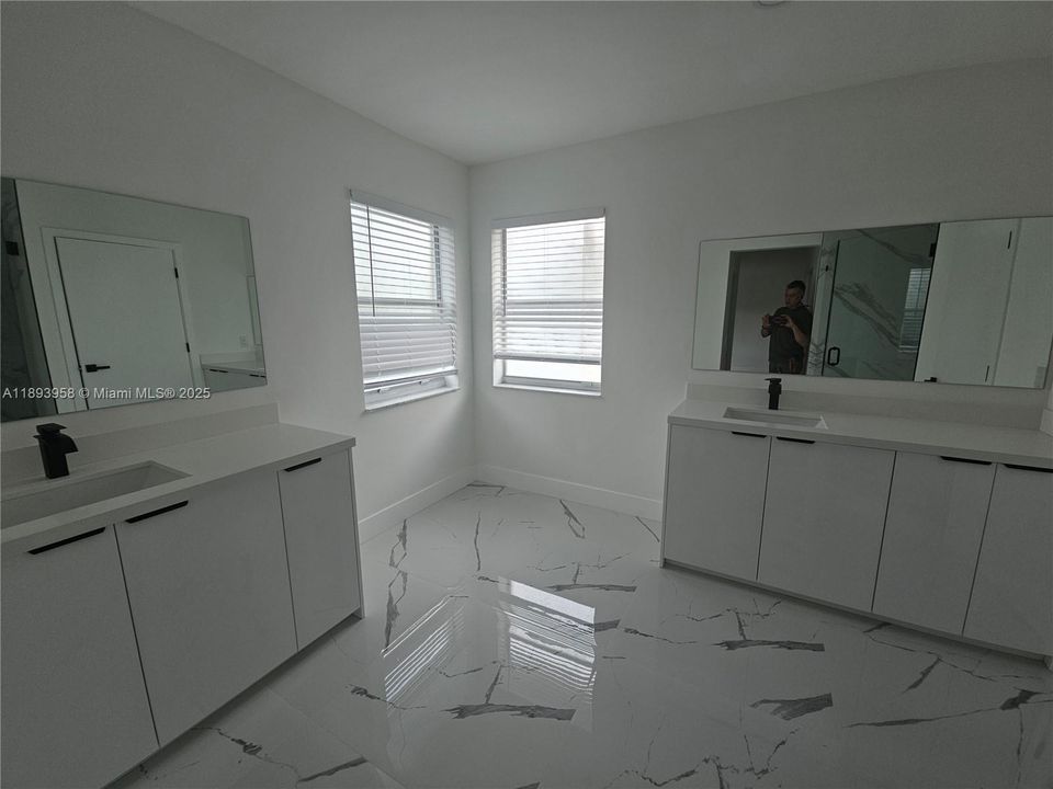 Activo con contrato: $750,000 (4 camas, 3 baños, 2540 Pies cuadrados)