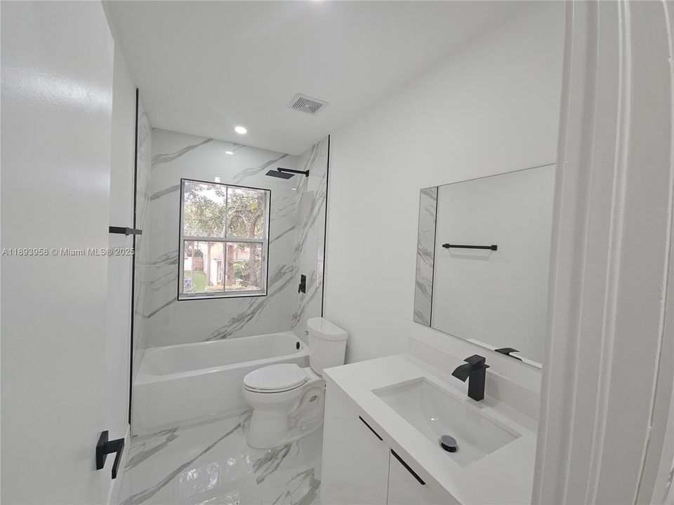 Activo con contrato: $750,000 (4 camas, 3 baños, 2540 Pies cuadrados)