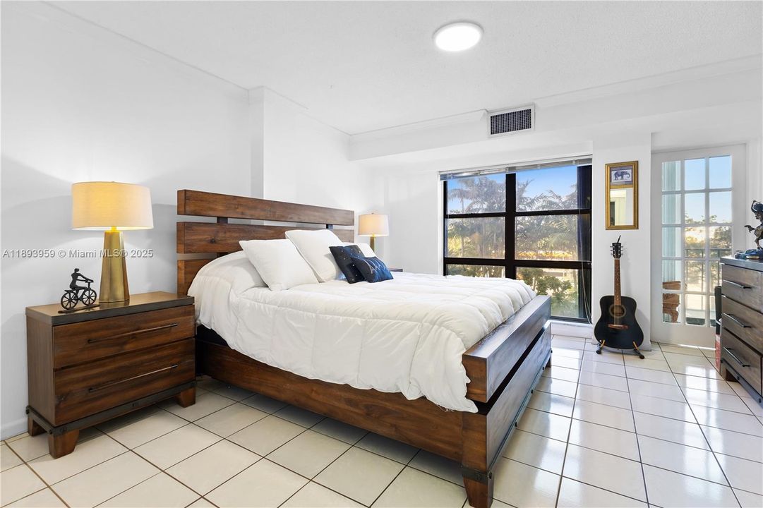 На продажу: $799,000 (2 спален, 2 ванн, 1105 Квадратных фут)