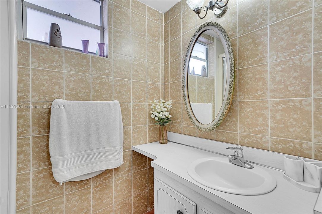 Activo con contrato: $415,000 (3 camas, 1 baños, 1278 Pies cuadrados)