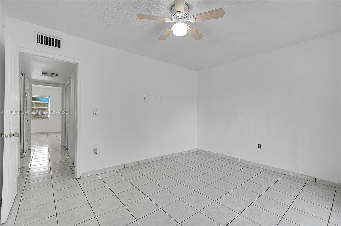 Activo con contrato: $415,000 (3 camas, 1 baños, 1278 Pies cuadrados)