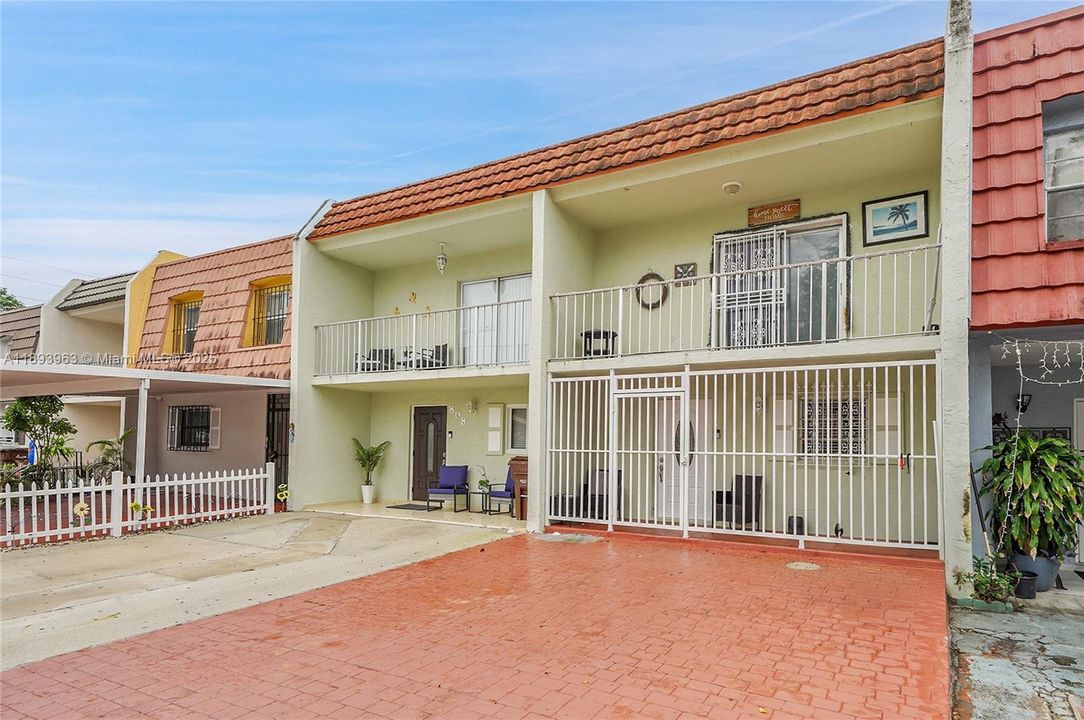 Activo con contrato: $415,000 (3 camas, 1 baños, 1278 Pies cuadrados)