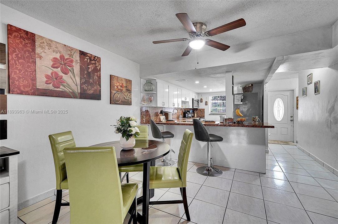 Activo con contrato: $415,000 (3 camas, 1 baños, 1278 Pies cuadrados)