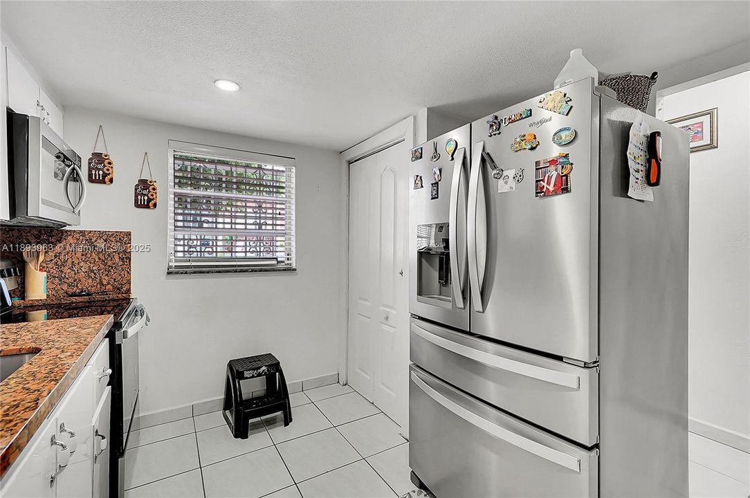 Activo con contrato: $415,000 (3 camas, 1 baños, 1278 Pies cuadrados)