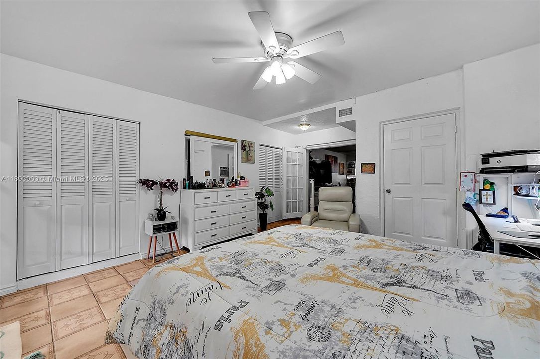 Activo con contrato: $415,000 (3 camas, 1 baños, 1278 Pies cuadrados)