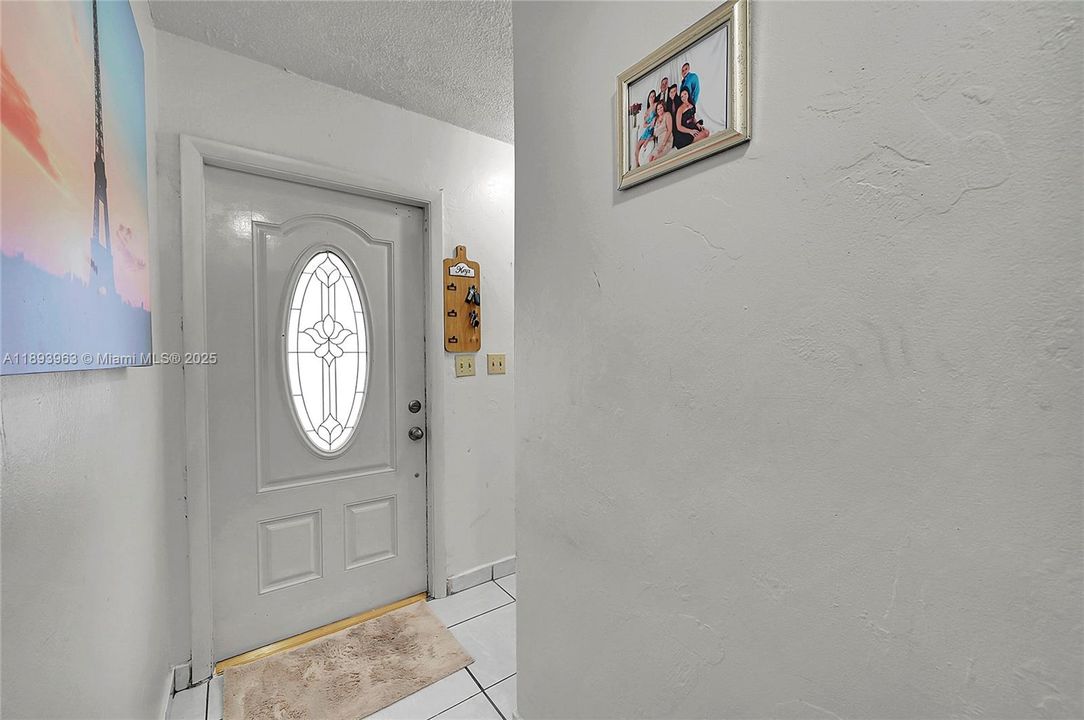 Activo con contrato: $415,000 (3 camas, 1 baños, 1278 Pies cuadrados)