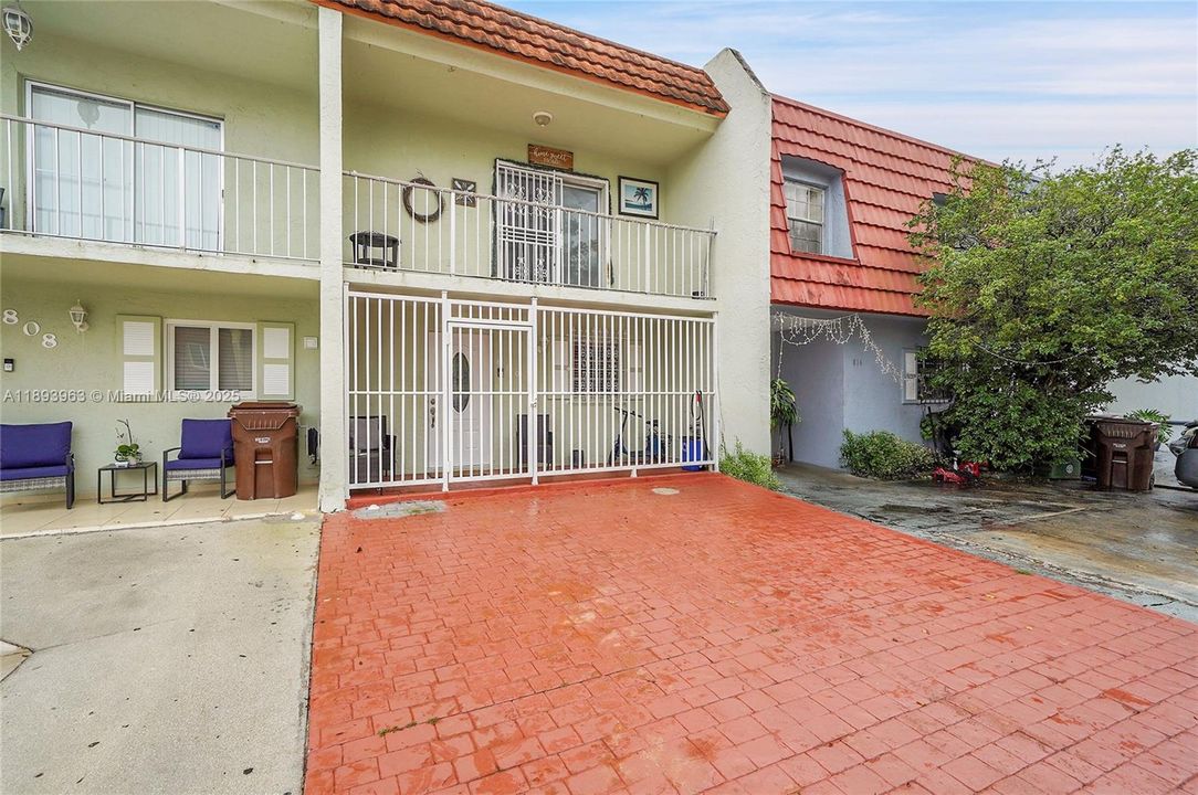 Activo con contrato: $415,000 (3 camas, 1 baños, 1278 Pies cuadrados)