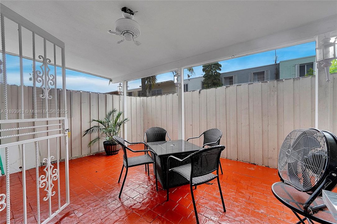 Activo con contrato: $415,000 (3 camas, 1 baños, 1278 Pies cuadrados)