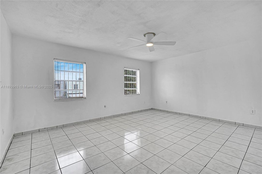 Activo con contrato: $415,000 (3 camas, 1 baños, 1278 Pies cuadrados)