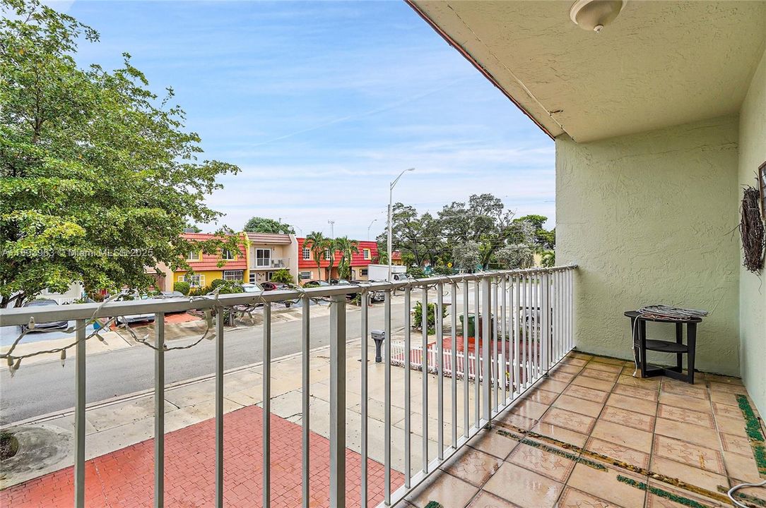 Activo con contrato: $415,000 (3 camas, 1 baños, 1278 Pies cuadrados)