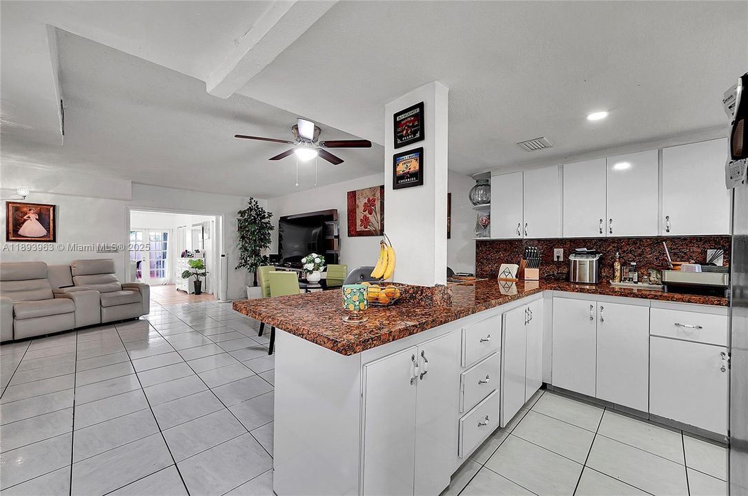 Activo con contrato: $415,000 (3 camas, 1 baños, 1278 Pies cuadrados)