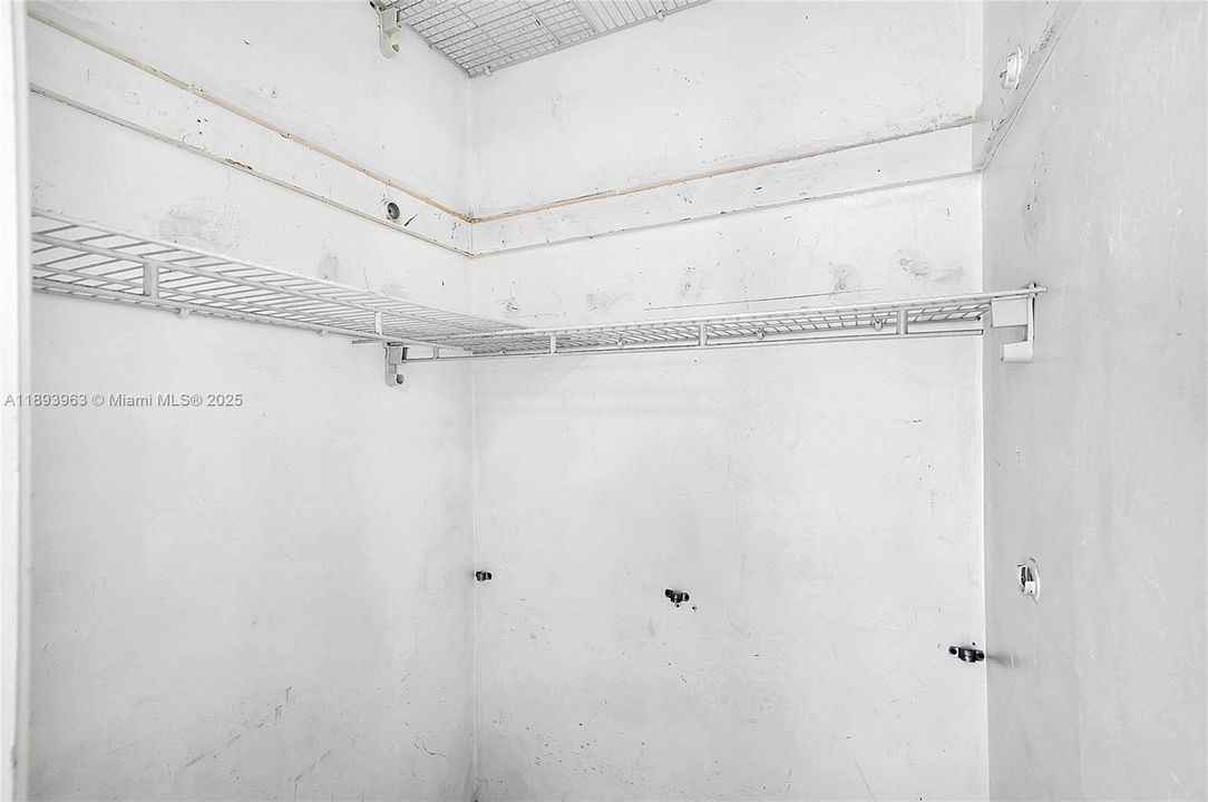 Activo con contrato: $415,000 (3 camas, 1 baños, 1278 Pies cuadrados)