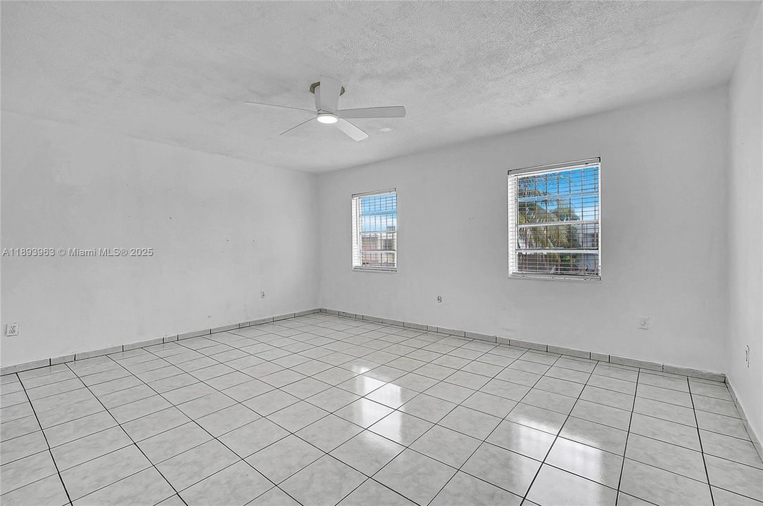 Activo con contrato: $415,000 (3 camas, 1 baños, 1278 Pies cuadrados)