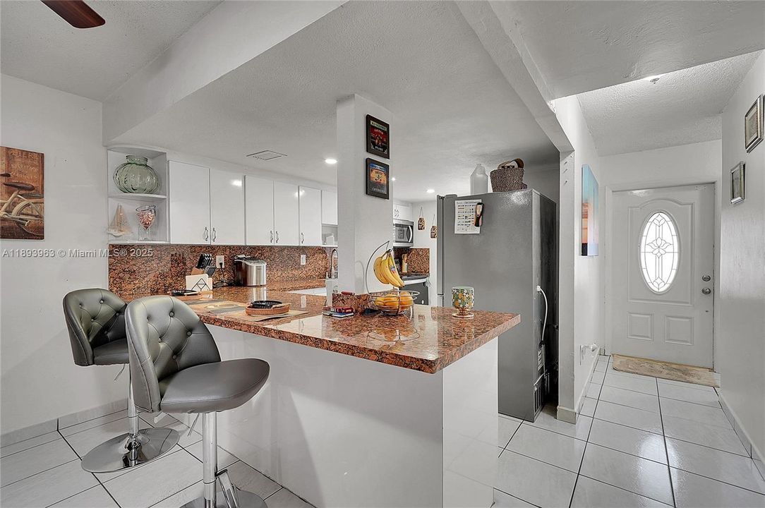 Activo con contrato: $415,000 (3 camas, 1 baños, 1278 Pies cuadrados)