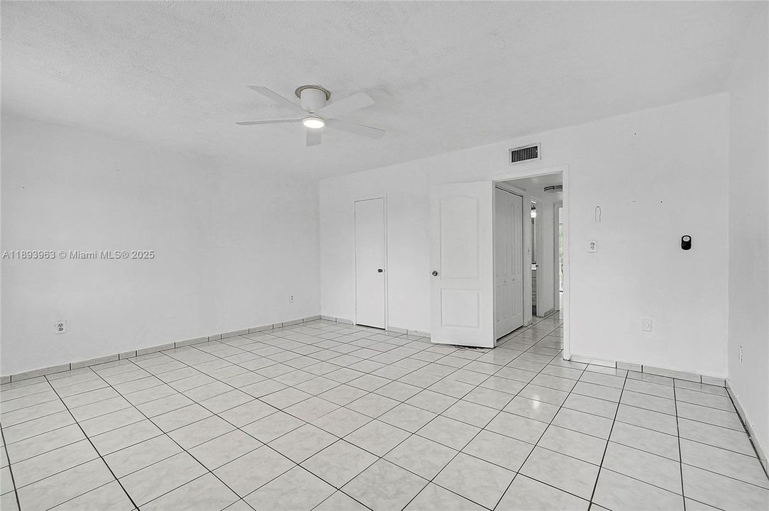 Activo con contrato: $415,000 (3 camas, 1 baños, 1278 Pies cuadrados)