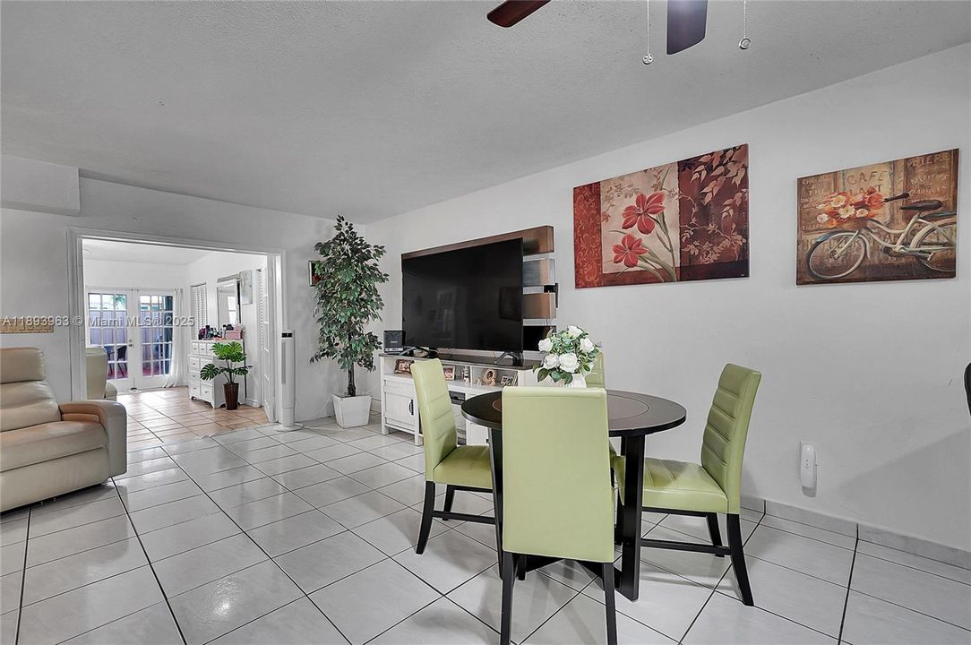 Activo con contrato: $415,000 (3 camas, 1 baños, 1278 Pies cuadrados)