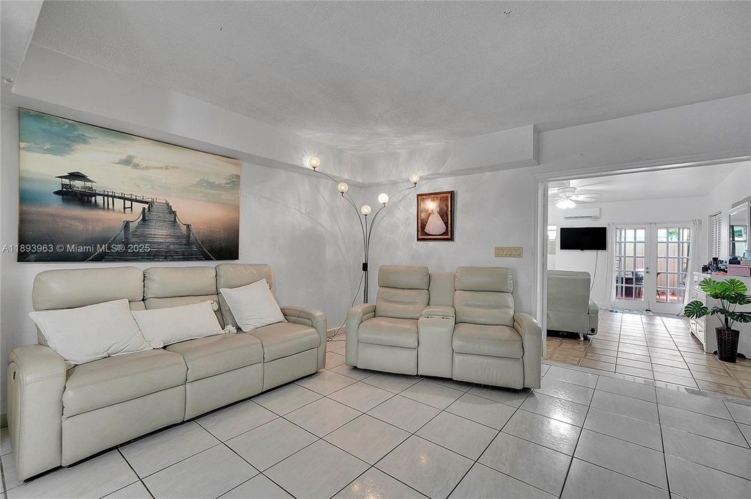 Activo con contrato: $415,000 (3 camas, 1 baños, 1278 Pies cuadrados)