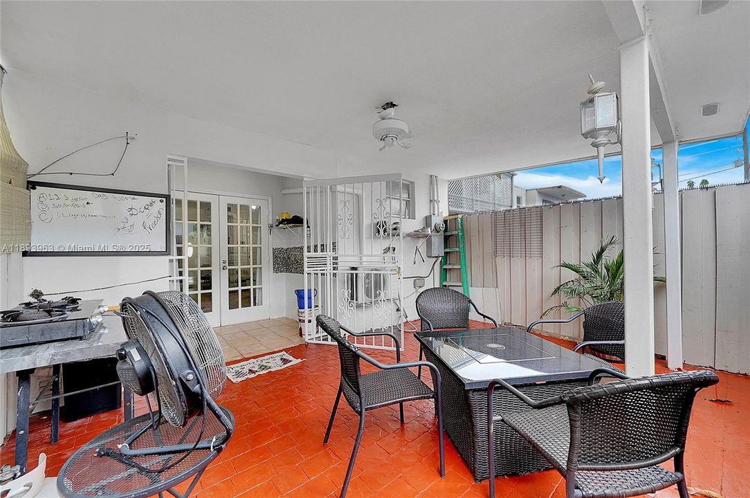 Activo con contrato: $415,000 (3 camas, 1 baños, 1278 Pies cuadrados)