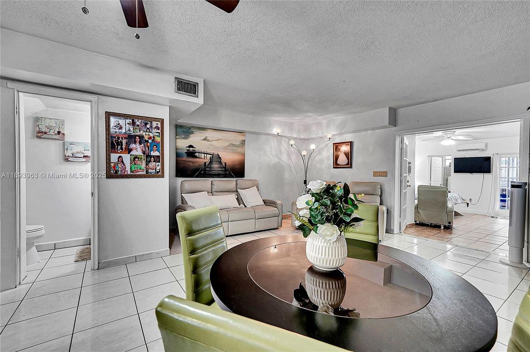 Activo con contrato: $415,000 (3 camas, 1 baños, 1278 Pies cuadrados)