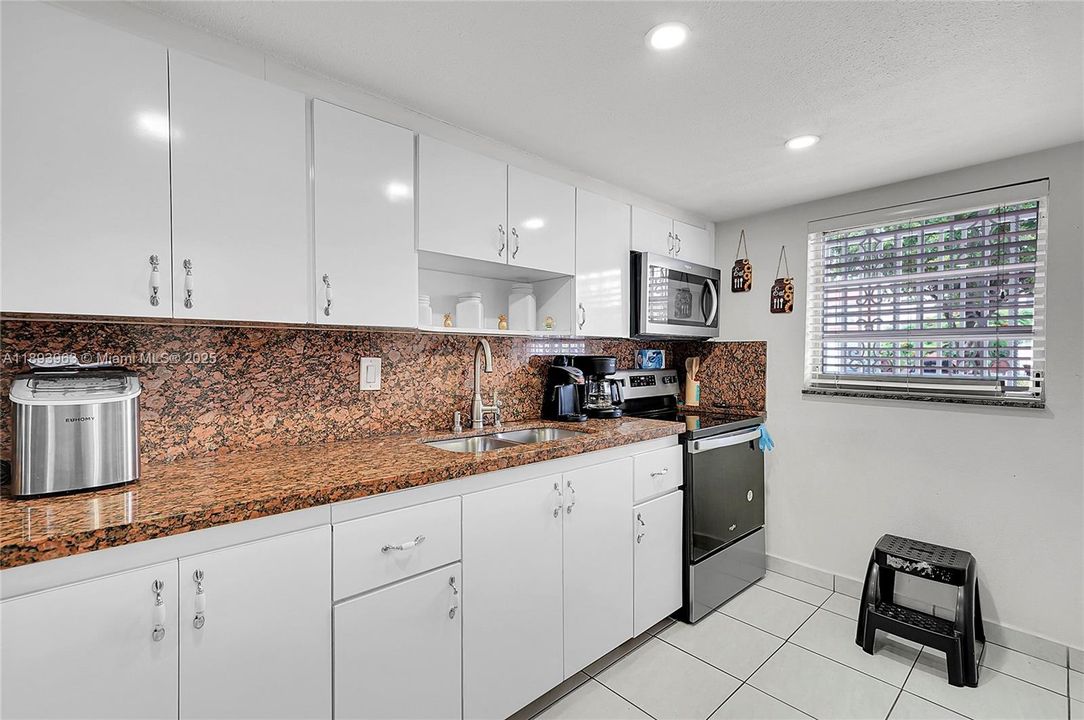 Activo con contrato: $415,000 (3 camas, 1 baños, 1278 Pies cuadrados)